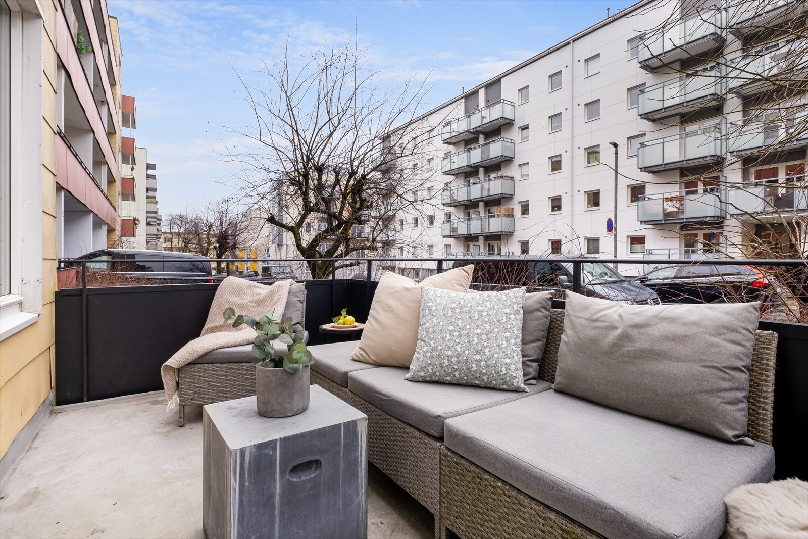 Utgang til nordvestvendt markterrasse på ca. 7 kvm fra stue med solforhold fra ca. klokken 14 til 18:30 på sommeren Galleribilde