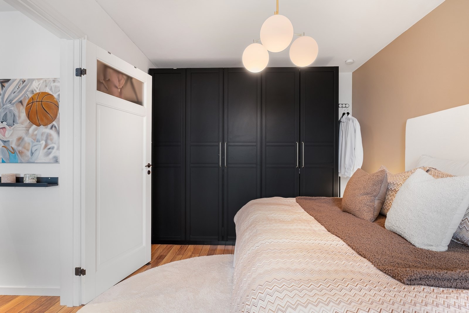 Det er godt med plass til stor garderobeløsning på hovedsoverommet Galleribilde