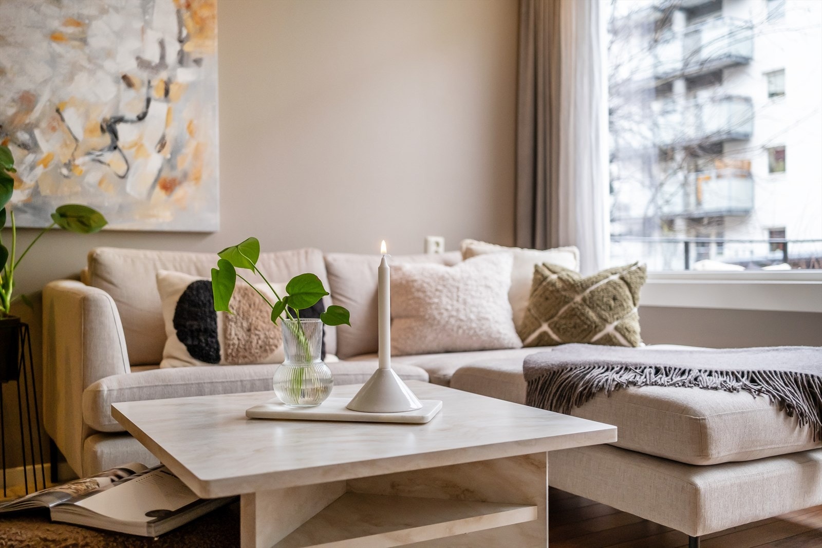 Stuen rommer sofaseksjon, stuebord og mediemøblement Galleribilde