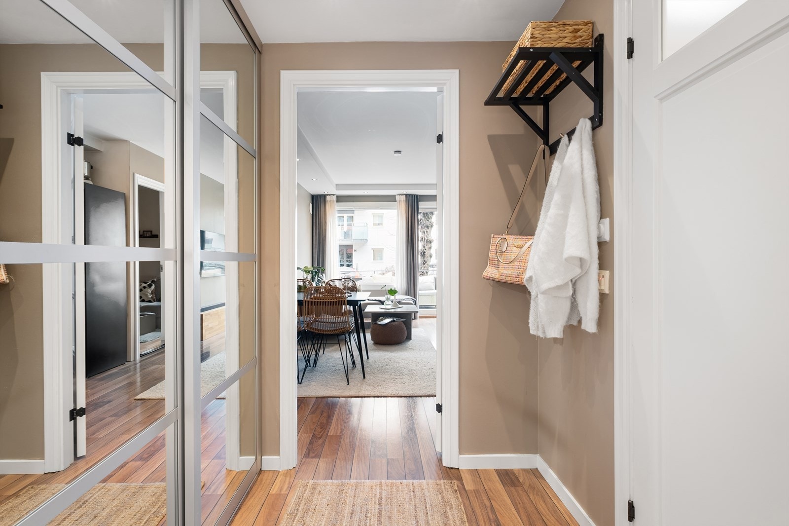 Det er godt med plass til sko og yttertøy i skyvedørsgarderobe med speildører Galleribilde