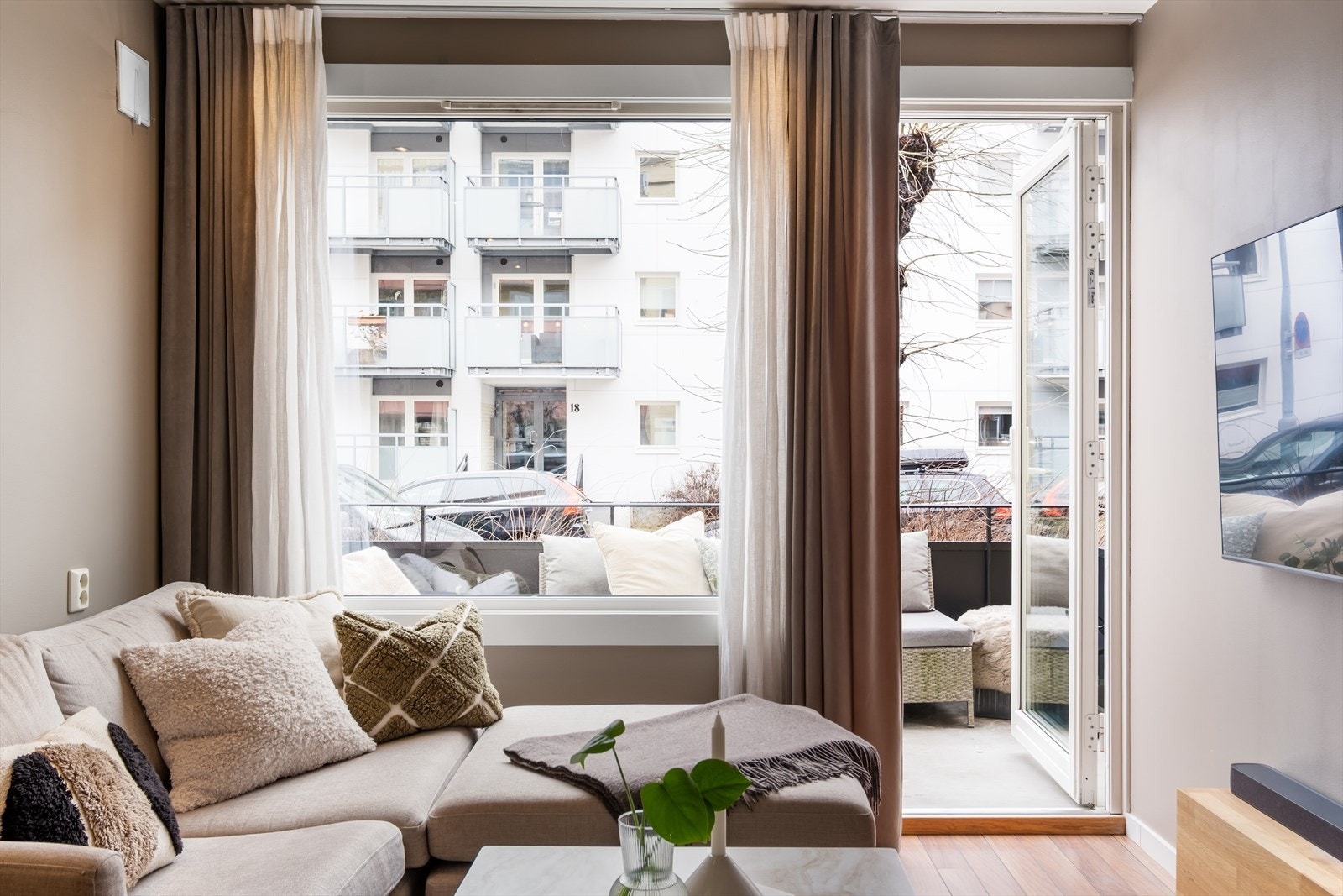 Leiligheten har store vindusflater som sikrer gode lysforhold Galleribilde