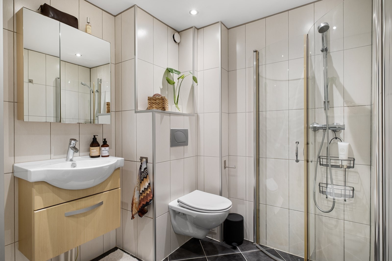 Flislagt baderom med varme i gulvet og downlights i himling Galleribilde