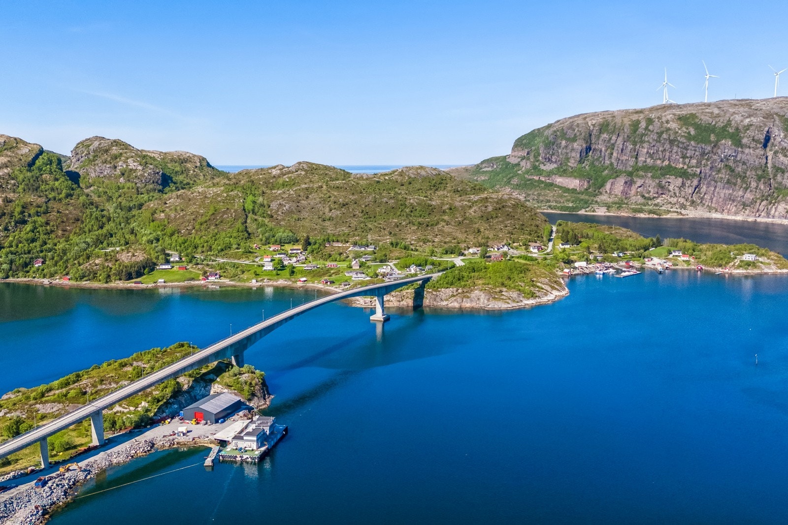 Øya kan skilte med flotte jakt- og fiskemuligheter, og det ville og vakre landskapet byr på fantastiske turmuligheter. Galleribilde