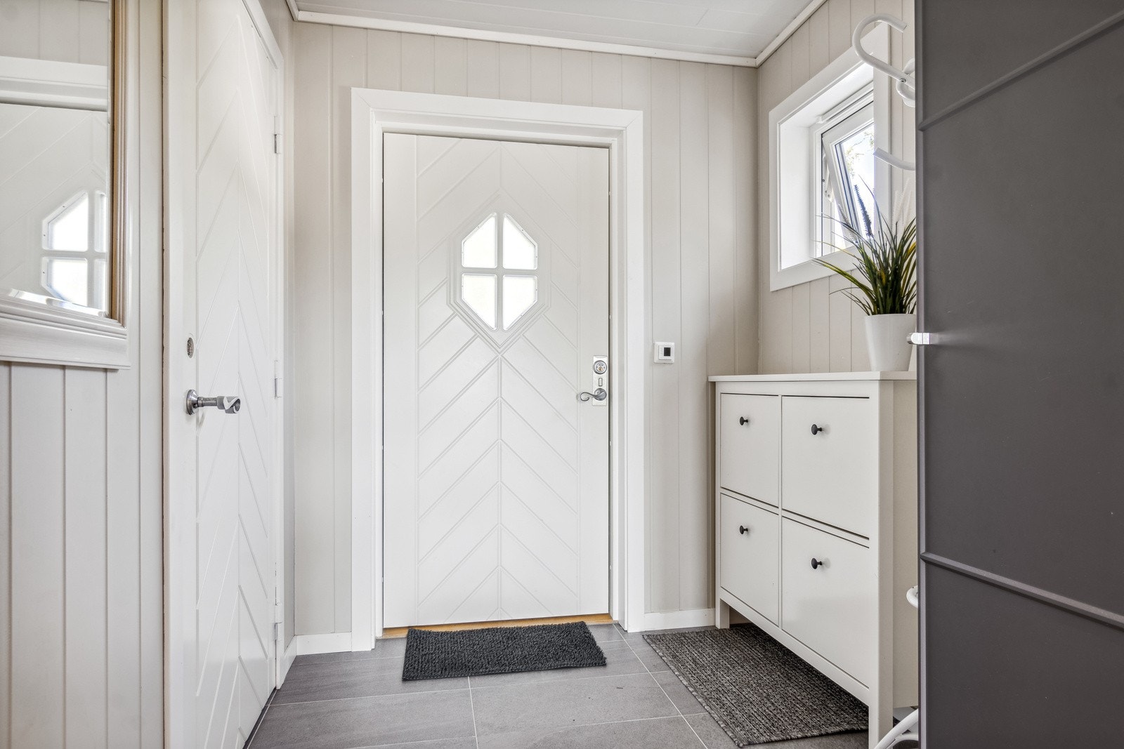 Man ønskes velkommen av en innbydende entré med flislagt gulv. Galleribilde