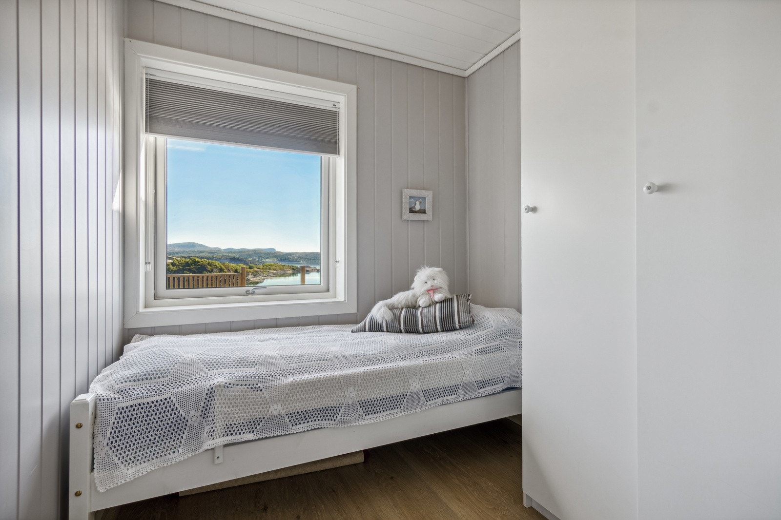 To av soverommene er innredet med garderobeskap. Galleribilde