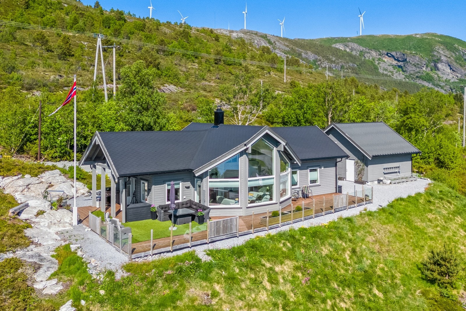 EIE eiendomsmegling ved Amrinder Singh har gleden av å presentere Stokkøyveien 6. Det er enkel adkomst via bilvei helt frem, og bilen parkeres i eller utenfor en garasje på ca. 42 kvm. Naust fra 2022. Galleribilde