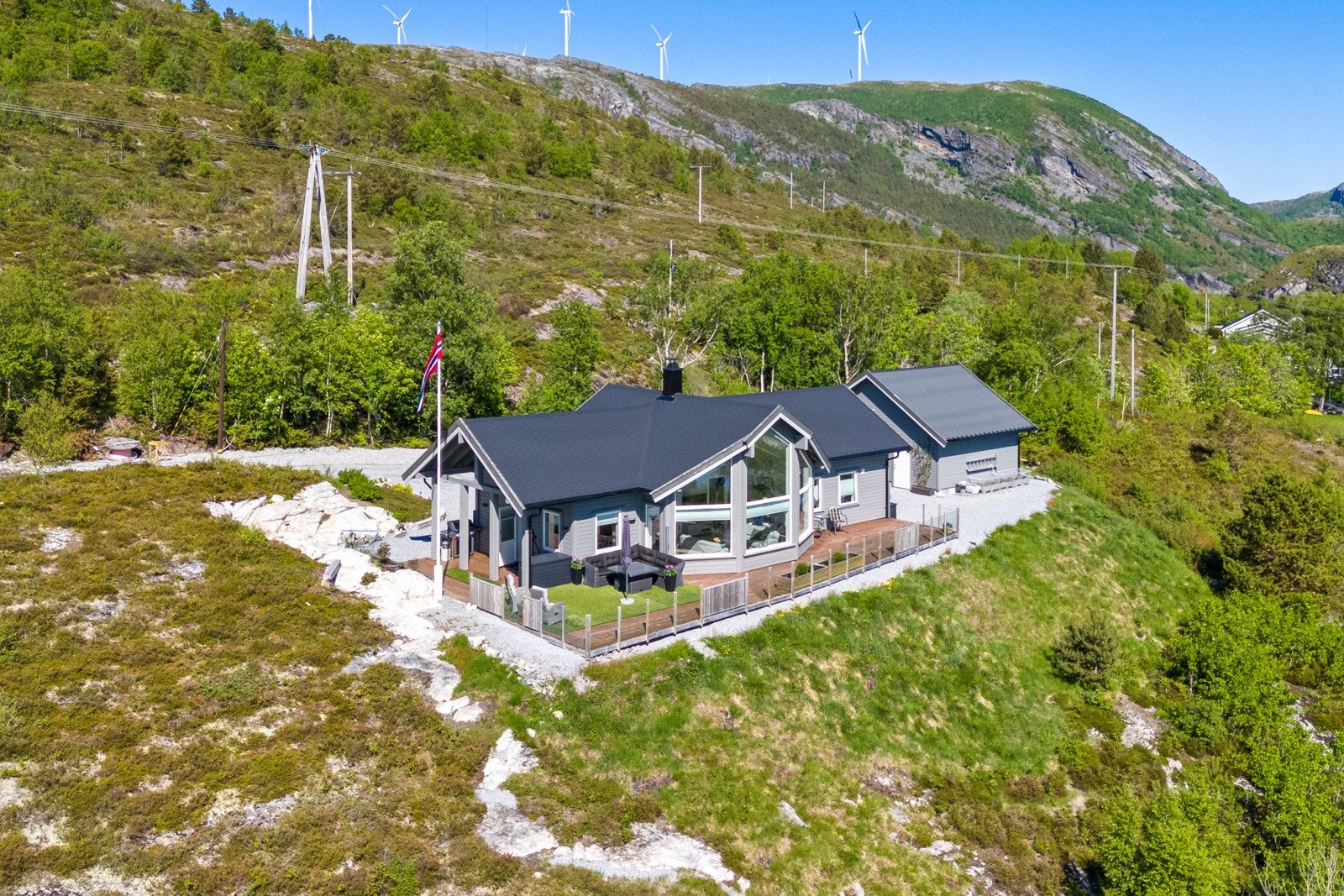 Nærområdet byr på badestrand, og Stokkøya kan friste med en av verdens fineste strender ifølge BBC. Galleribilde