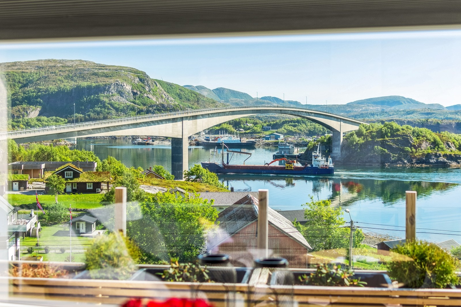 Den flotte uteplassen innbyr til både stille stunder og store, sosiale sammenkomster med god mat og drikke. Galleribilde