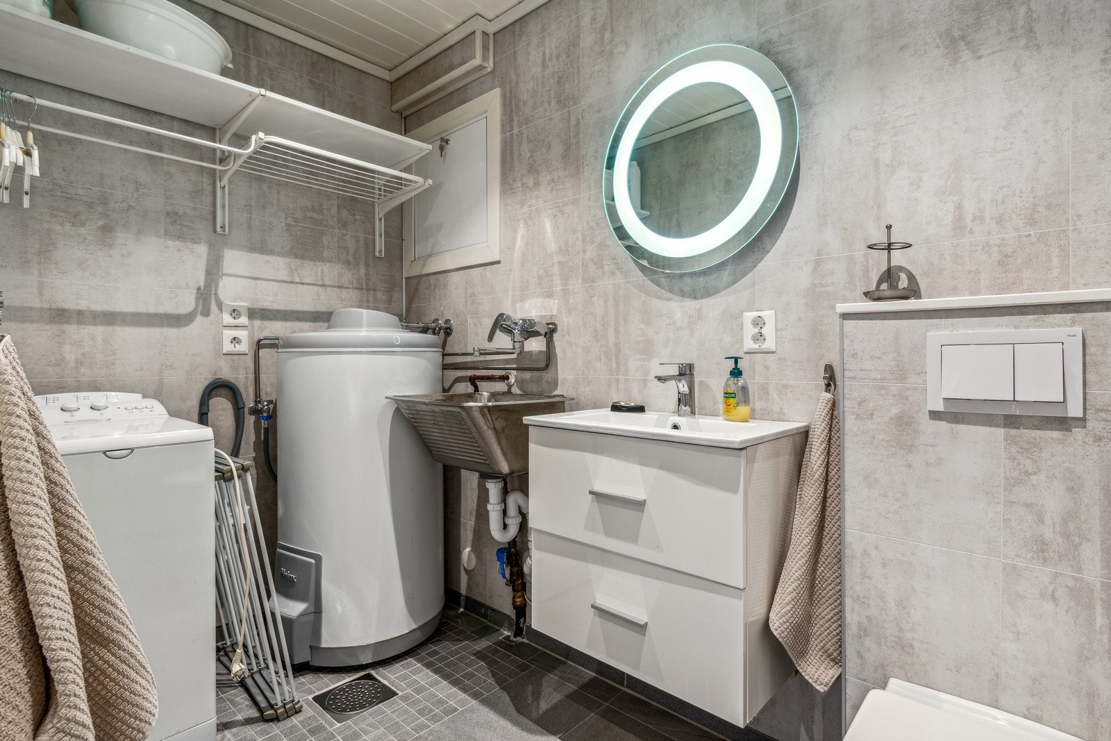 Et eget vaskerom har utslagsvask, varmekabler og vegghengt toalett. Galleribilde