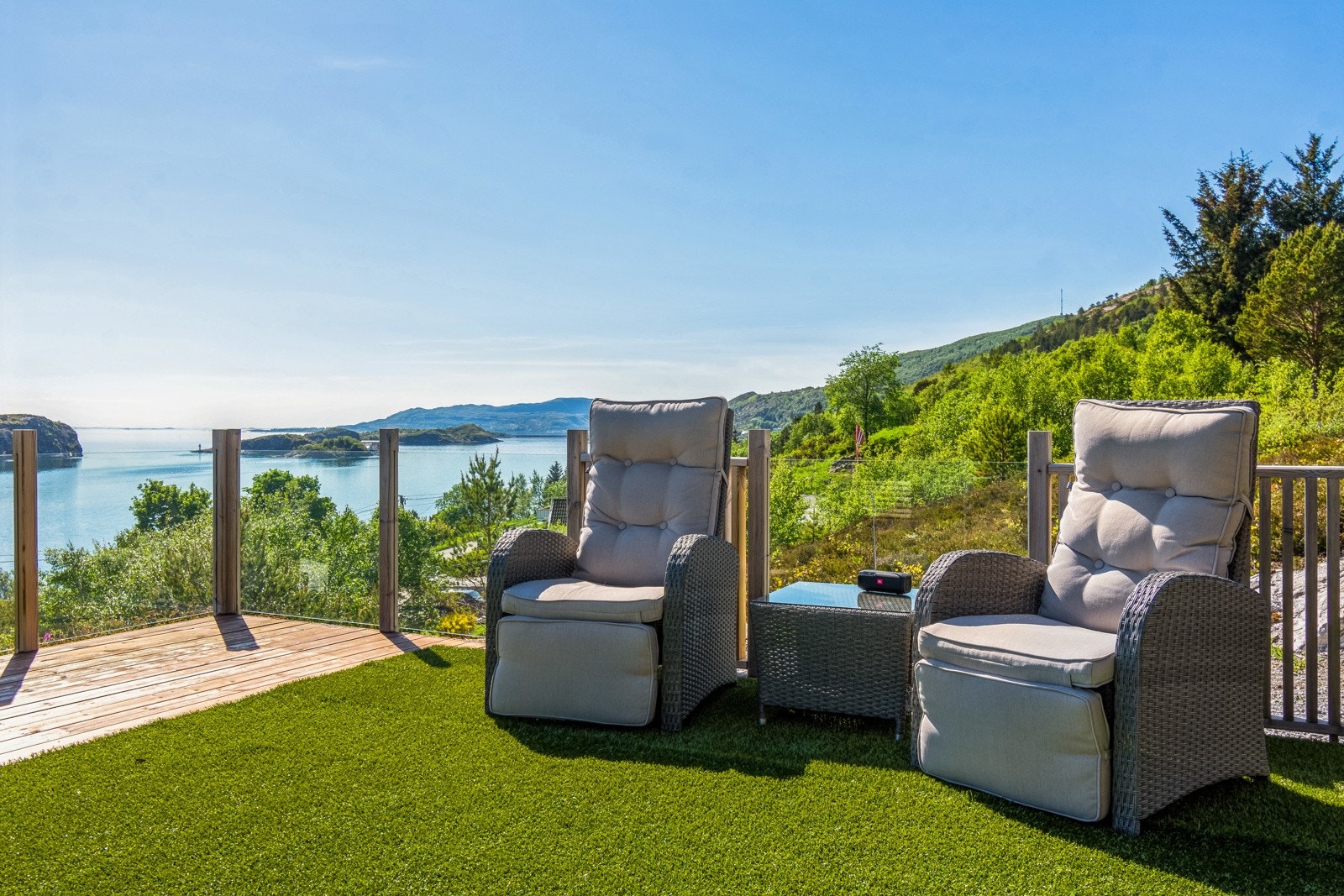 Terrassen måler ca. 93 kvm og innredes enkelt i ulike soner. Galleribilde