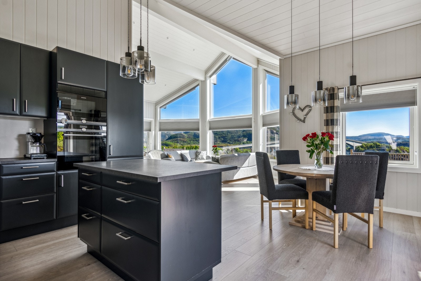 Kjøkkenet har en stilren og moderne Sigdal-innredning med god skap- og benkeplass. Galleribilde