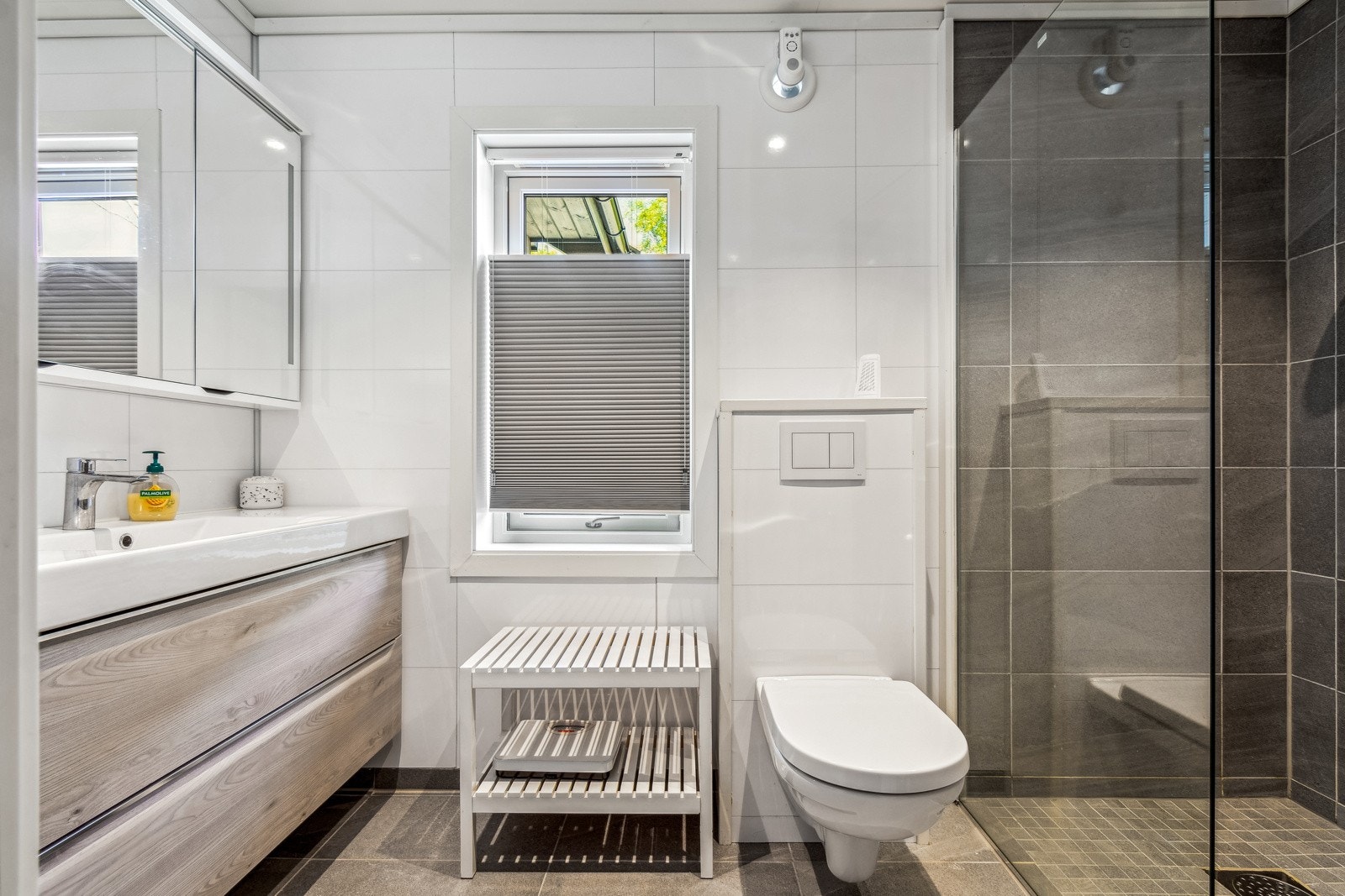 Dagene får en god start på et stilrent bad med gulvvarme og downlights. Galleribilde