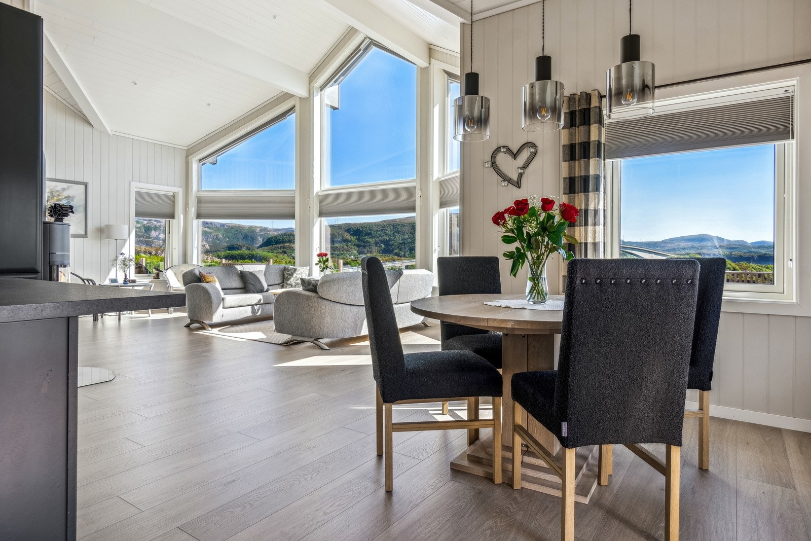 Stuen er naturlig inndelt i ulike brukssoner, og det passer utmerket å innrede med spiseplass ved kjøkkeninnredningen. Galleribilde