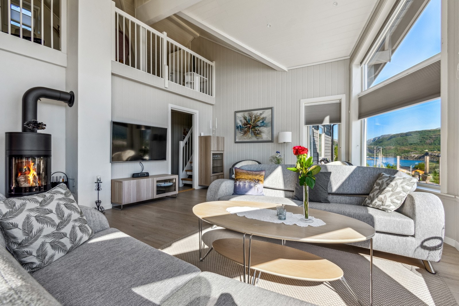 Atmosfæren er lun og god, med både gulvvarme, peisovn og varmepumpe. Galleribilde