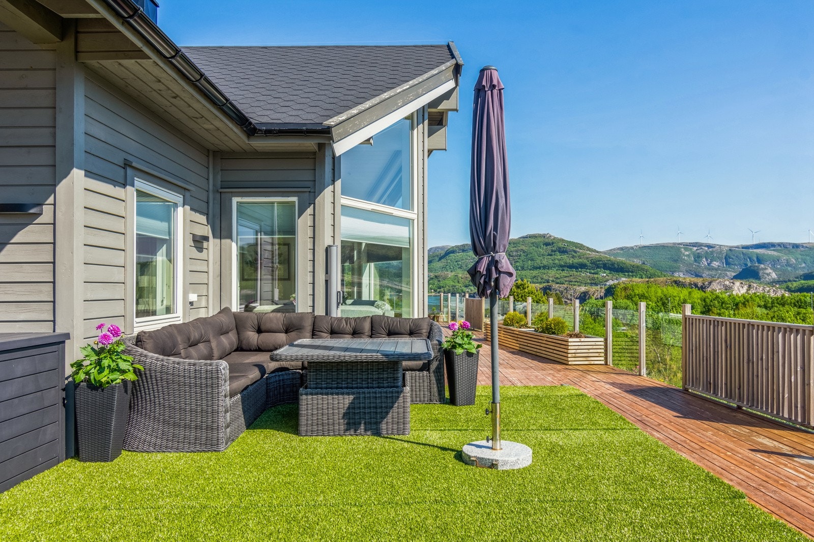 Belysning og utestikk er montert på terrassen. Galleribilde