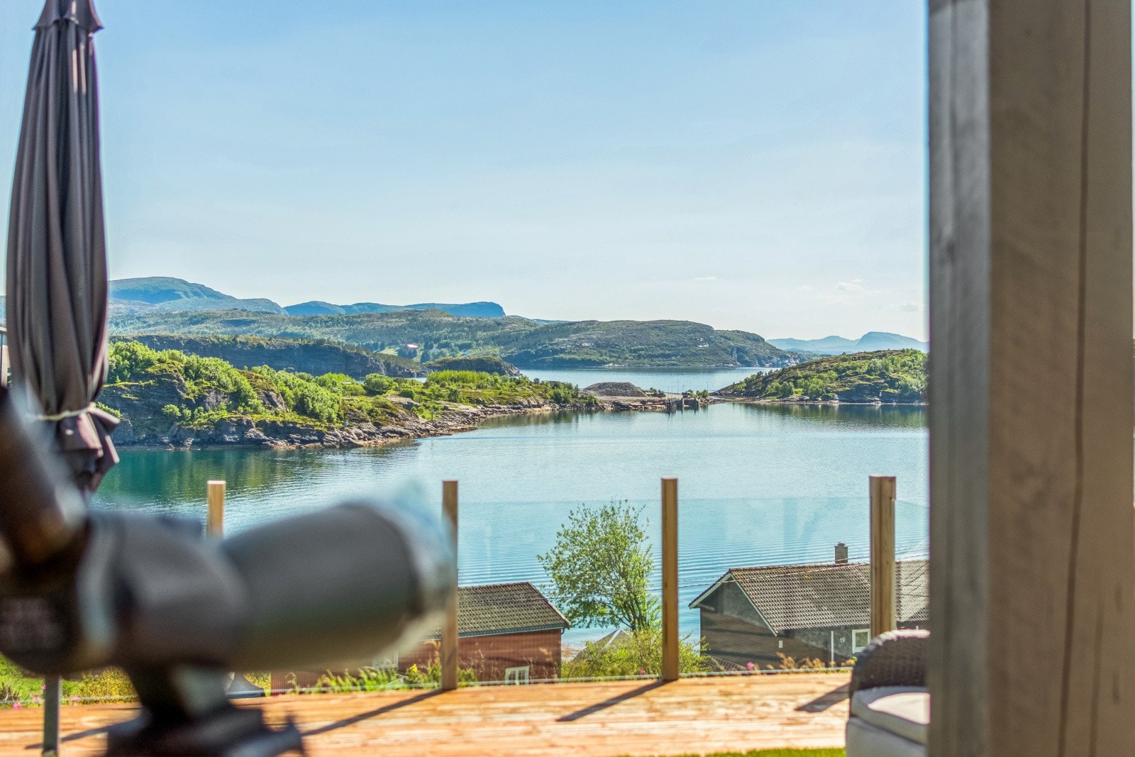 Glassflater langs rekkverket ivaretar den magiske sjøutsikten. Galleribilde