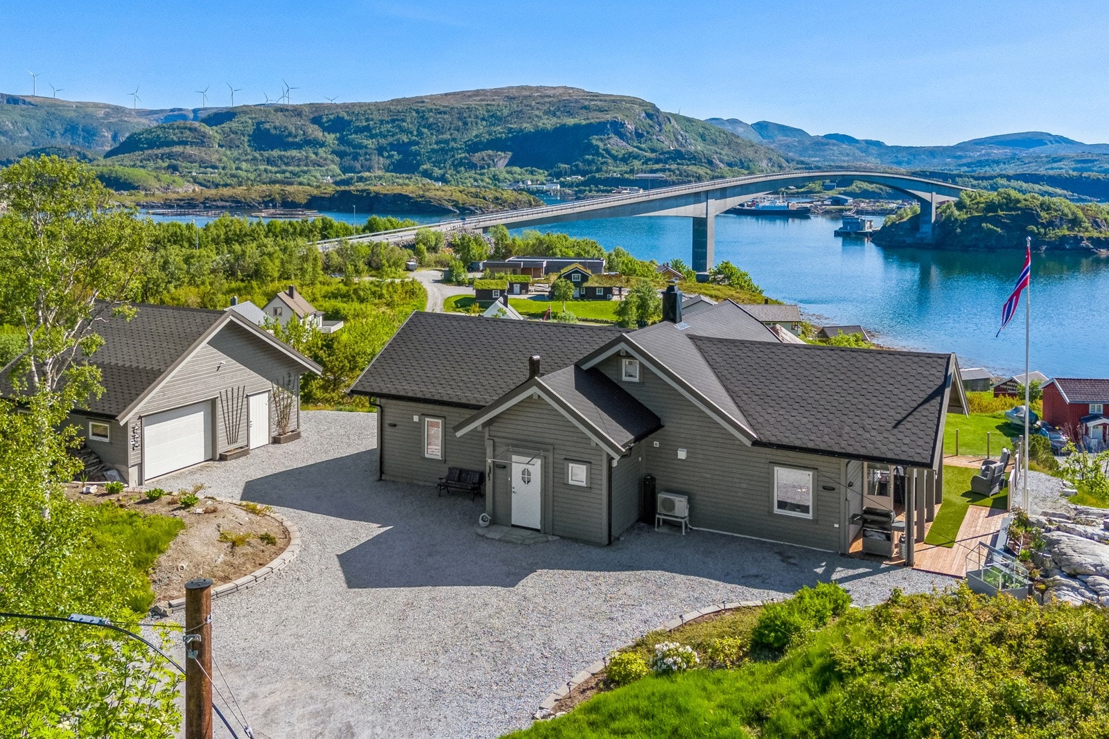 Fritidsboligen ble oppført i 2019 og har god planløsning over to etasjer. Galleribilde