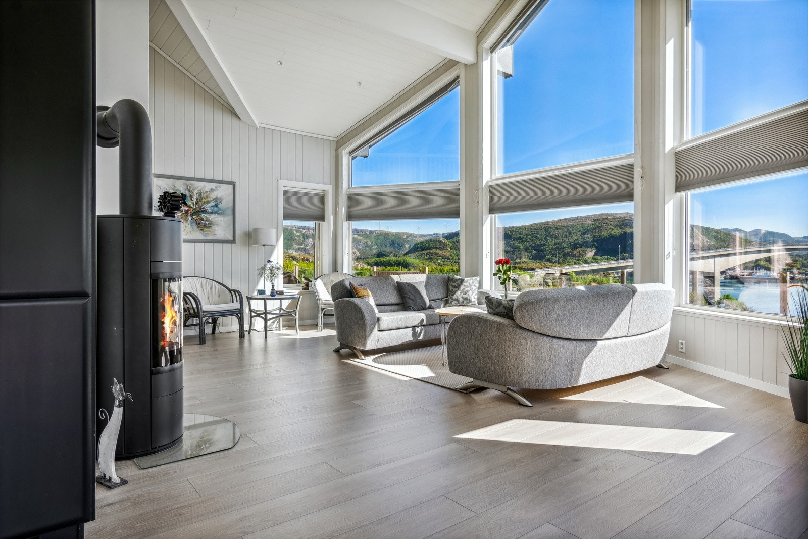 Sammen med utsikten og alt lyset bidrar imponerende takhøyde på opptil 4,87 meter til en upåklagelig atmosfære i stuen. Galleribilde