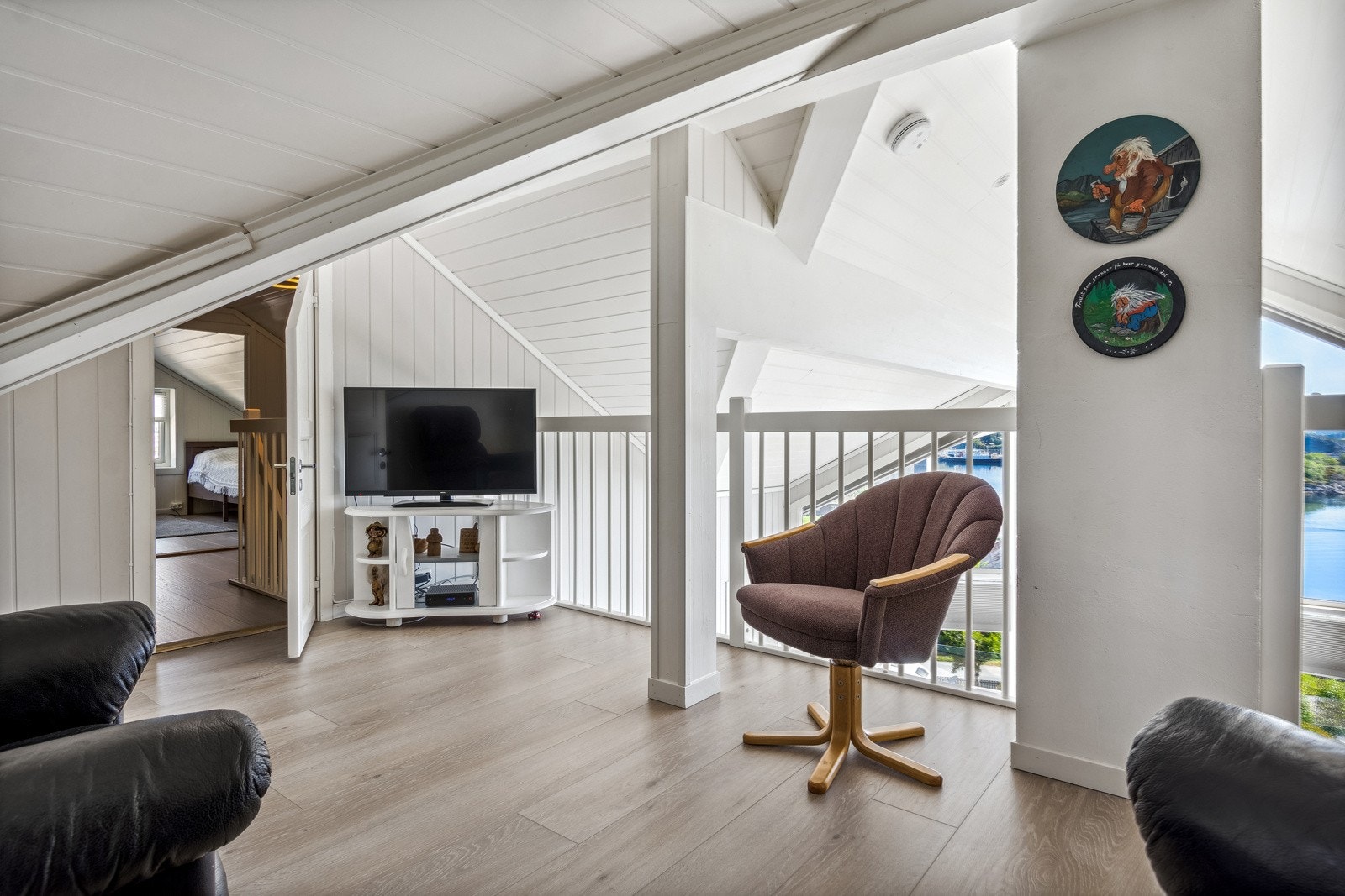 På hemsen finner man en koselig loftstue ? et kjærkomment oppholdsrom for både lek og avslapning. Galleribilde