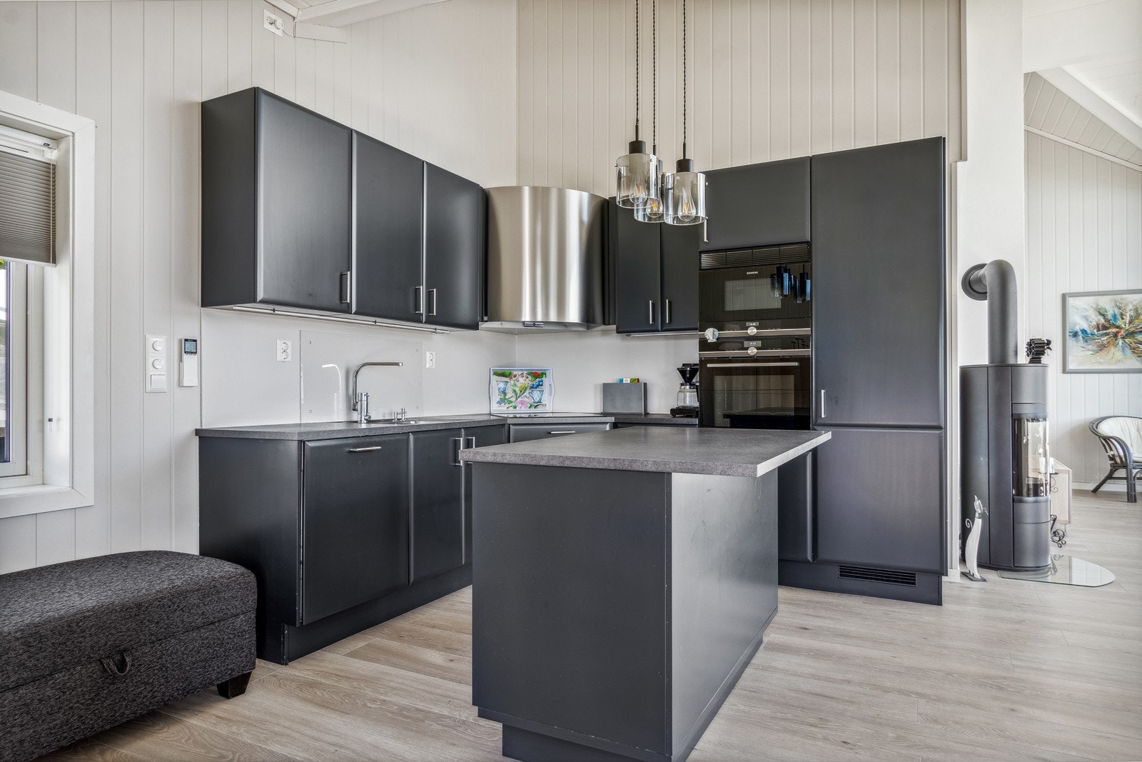 Som samlingspunkt er det etablert en fin øy med skuffer, perfekt til både måltider og gode samtaler mens maten lages. Galleribilde