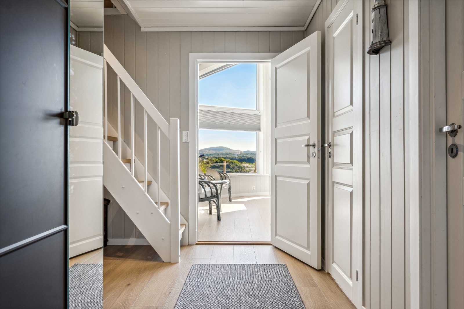 Entreen og gangen har hver sin bod ? utmerket for oppbevaring av yttertøy og diverse utstyr. Galleribilde