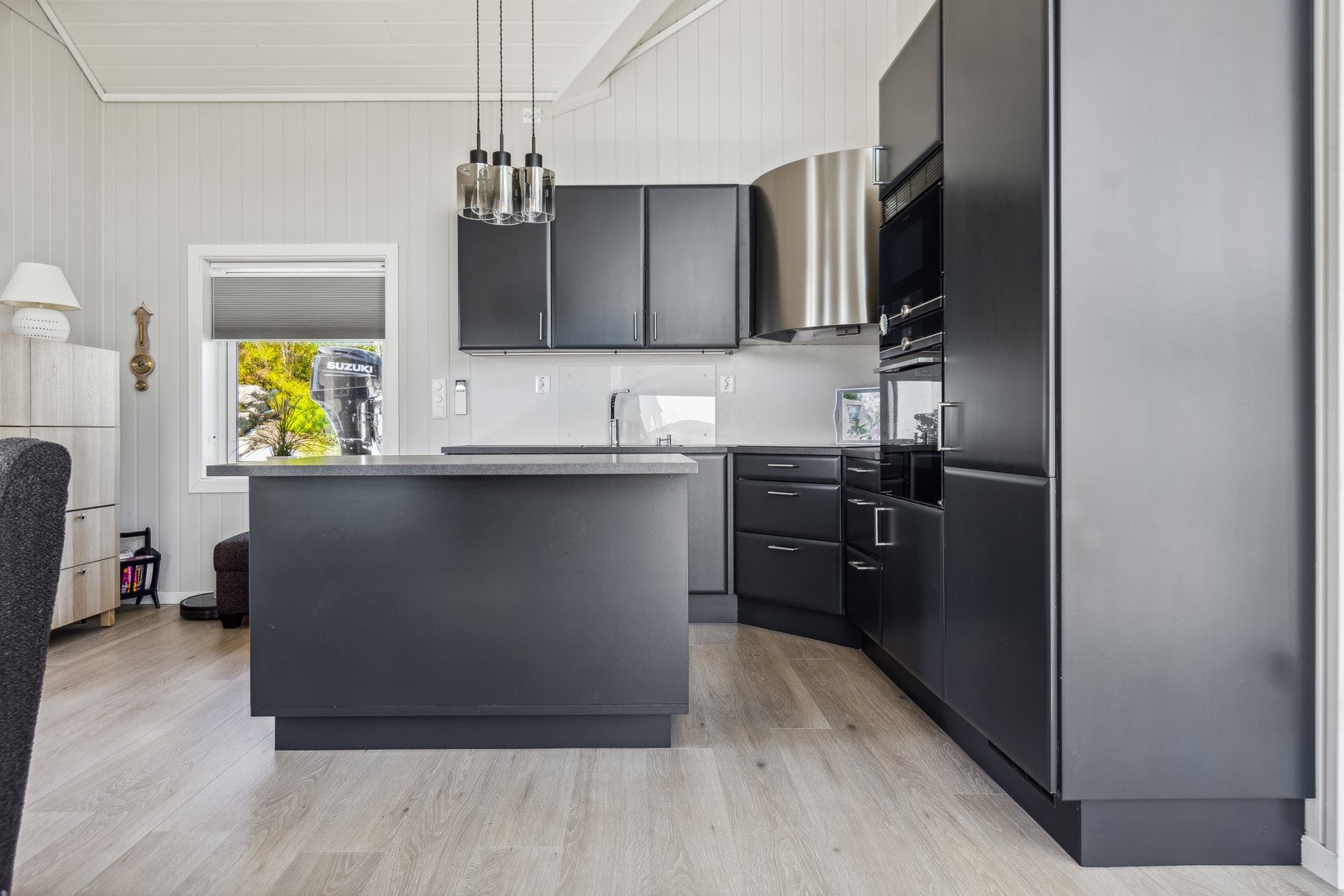 Sammen med stuen danner kjøkkenet et lekkert allrom, som innbyr til hygge fra tidlig morgen til sent på kveld. Galleribilde