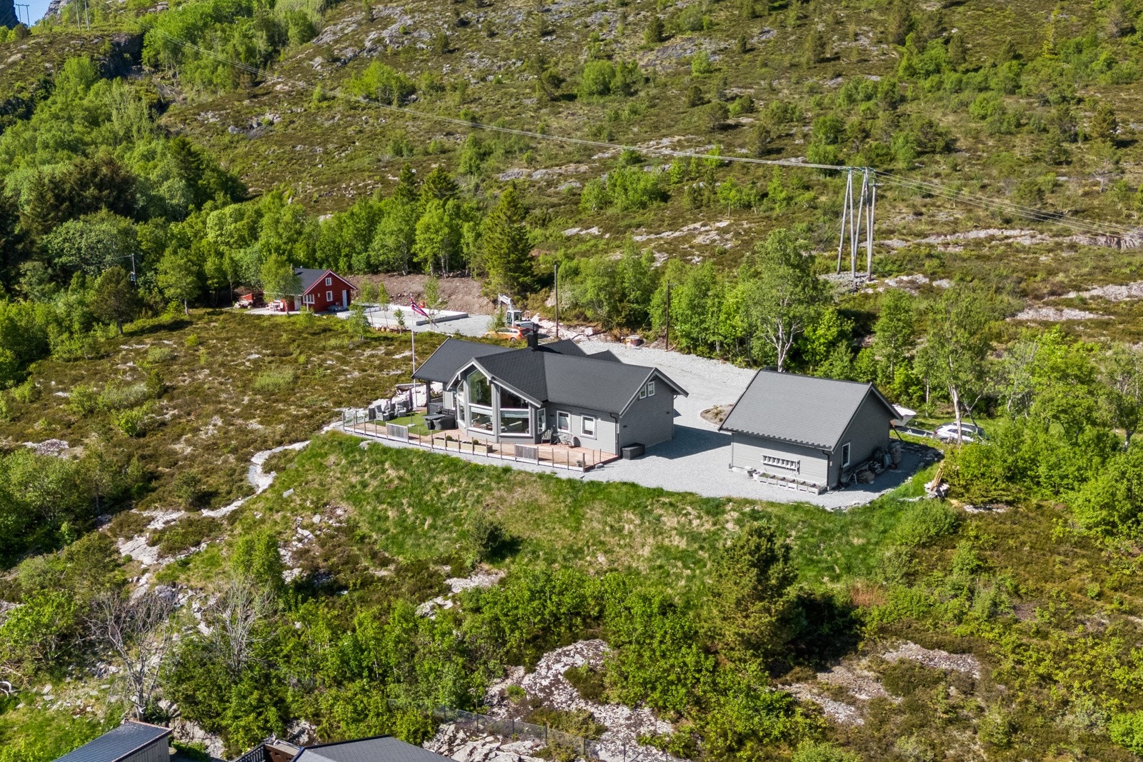Fritidsboligen ligger høyt og fritt til i terrenget. Galleribilde