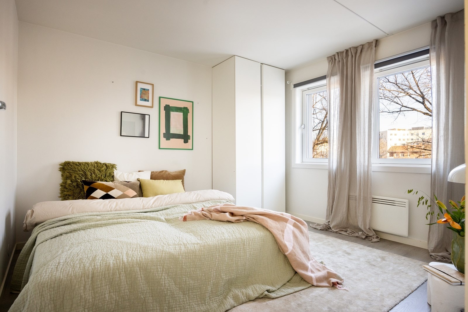 Romslig hovedsoverom med god plass til dobbeltseng, nattbord og garderobeskap Galleribilde