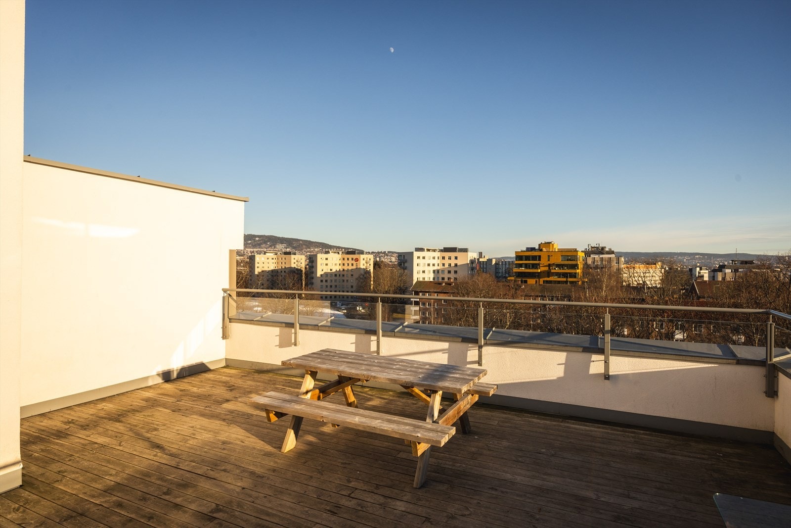 God plass til sittegrupper og mulighet til å nyte fantastiske solforhold i usjenerte omgivelser Galleribilde