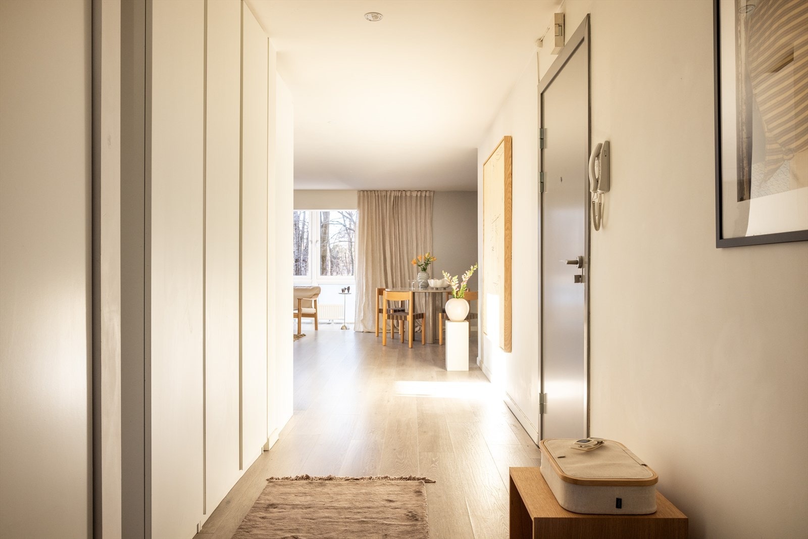 Perfekt for oppbevaring av yttertøy og sko. Her finner du også boligens callinganlegg Galleribilde