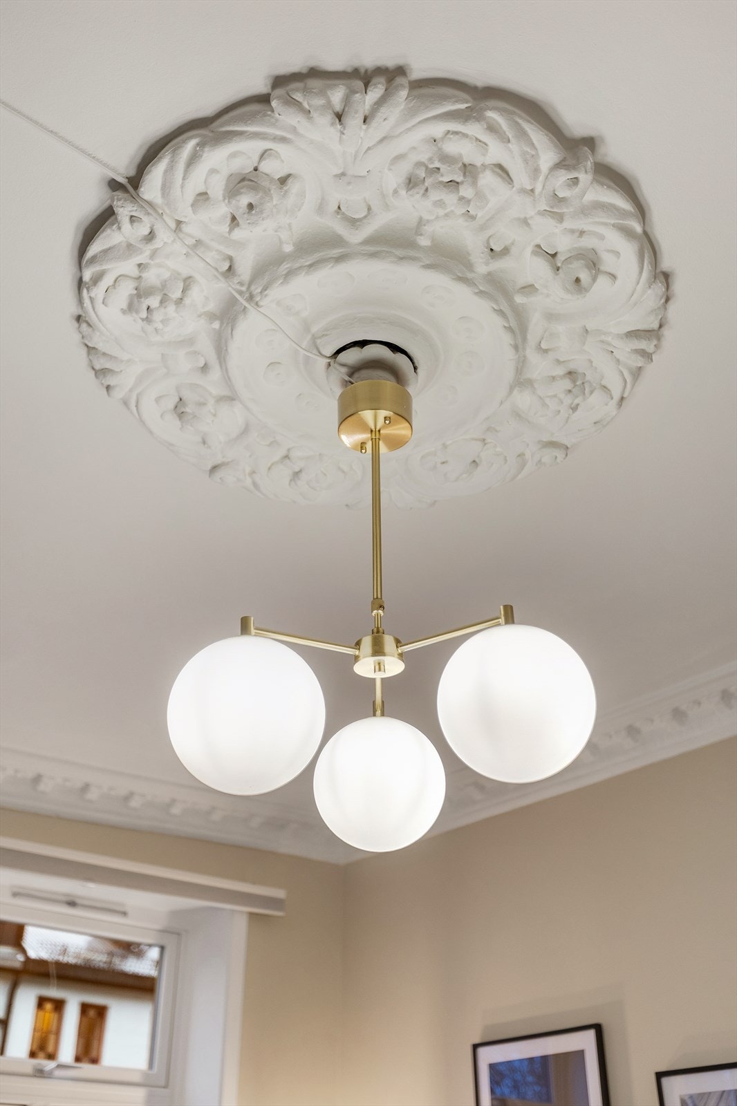 Klassiske detaljer som stukkatur, rosett, store vinduer, brede karmer og god takhøyde Galleribilde