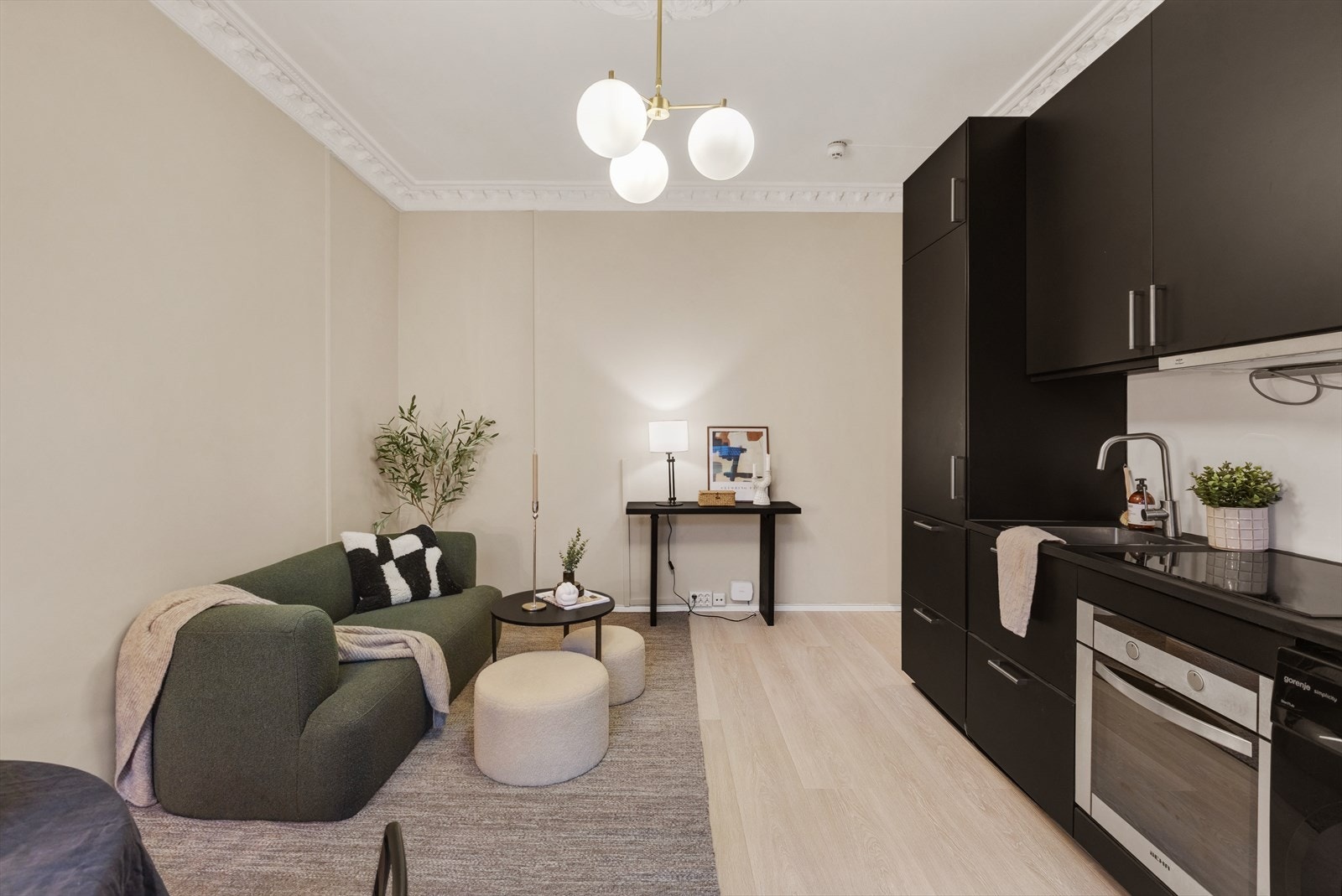 Lys og luftig stue med klassiske detaljer Galleribilde