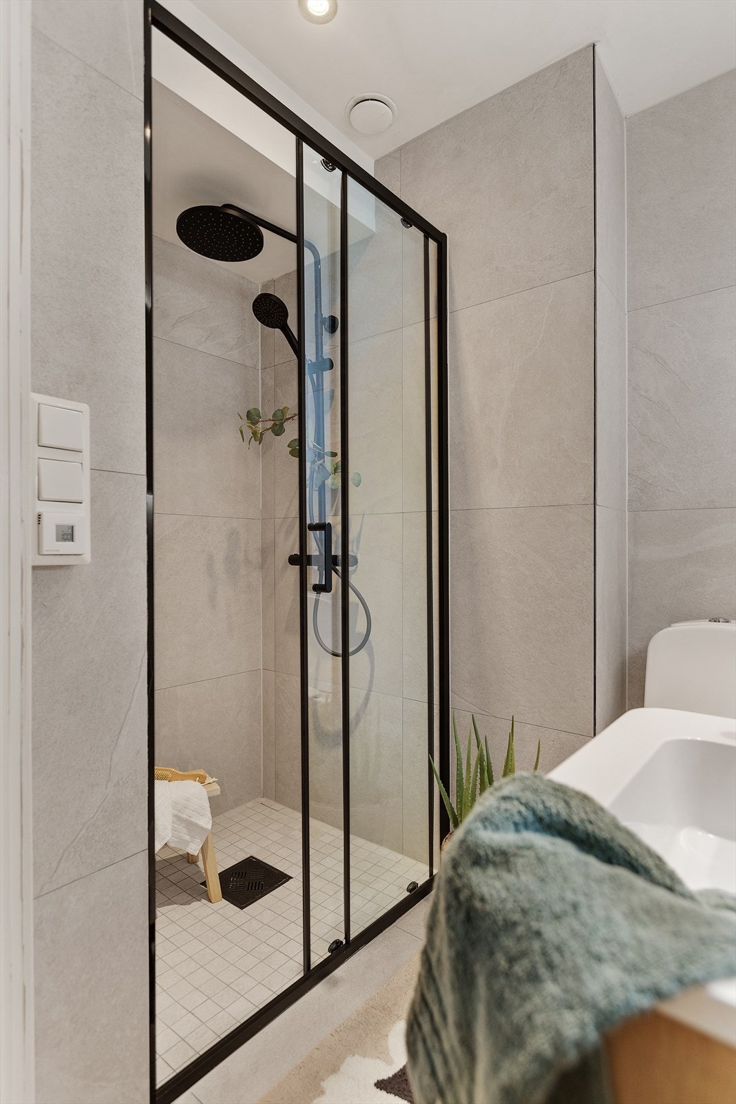 Lekkert baderom med dusjnisje og varmekabler Galleribilde