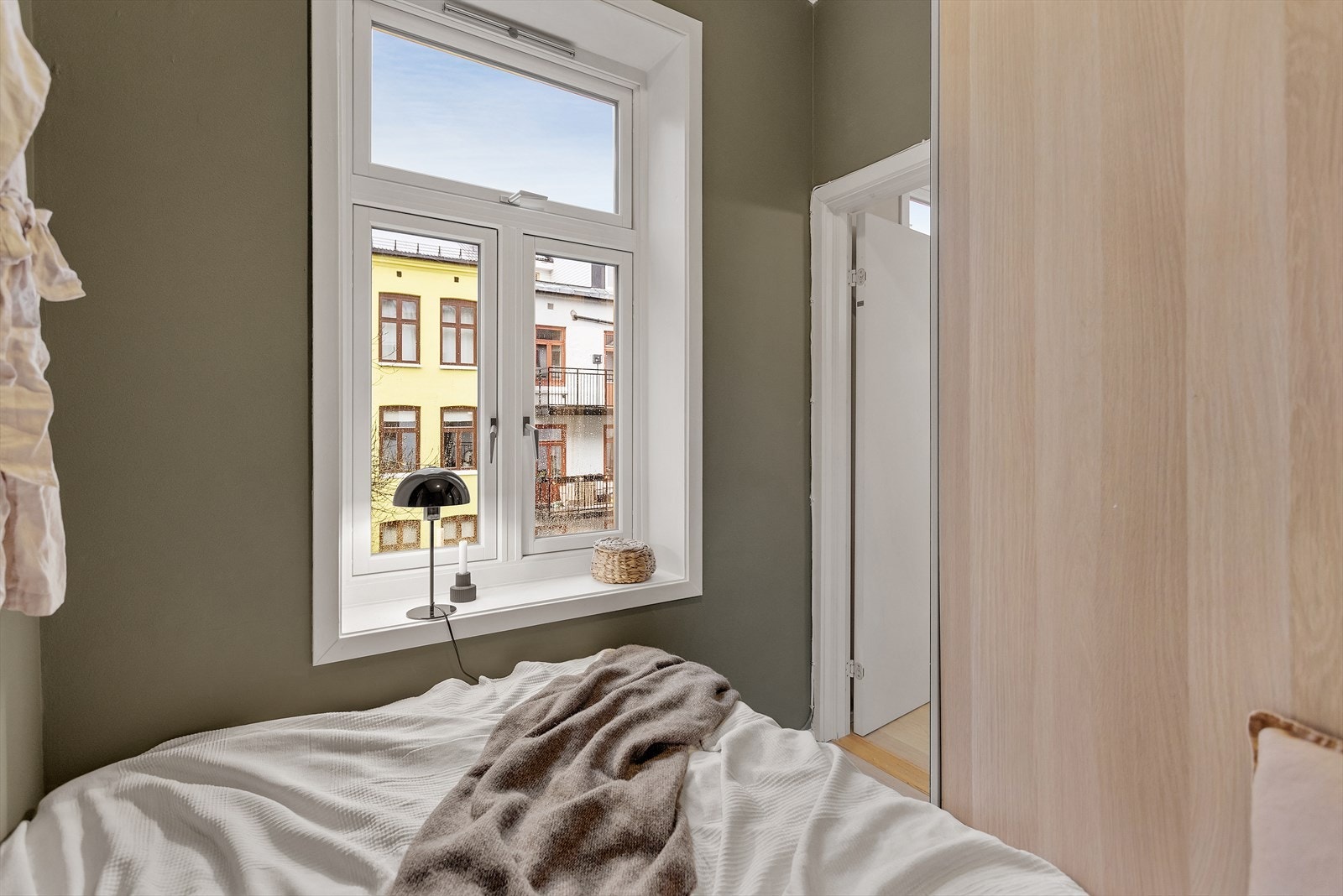 Plass til dobbeltseng og garderobeløsning. Rommet er vendt mot rolig bakgård. Galleribilde