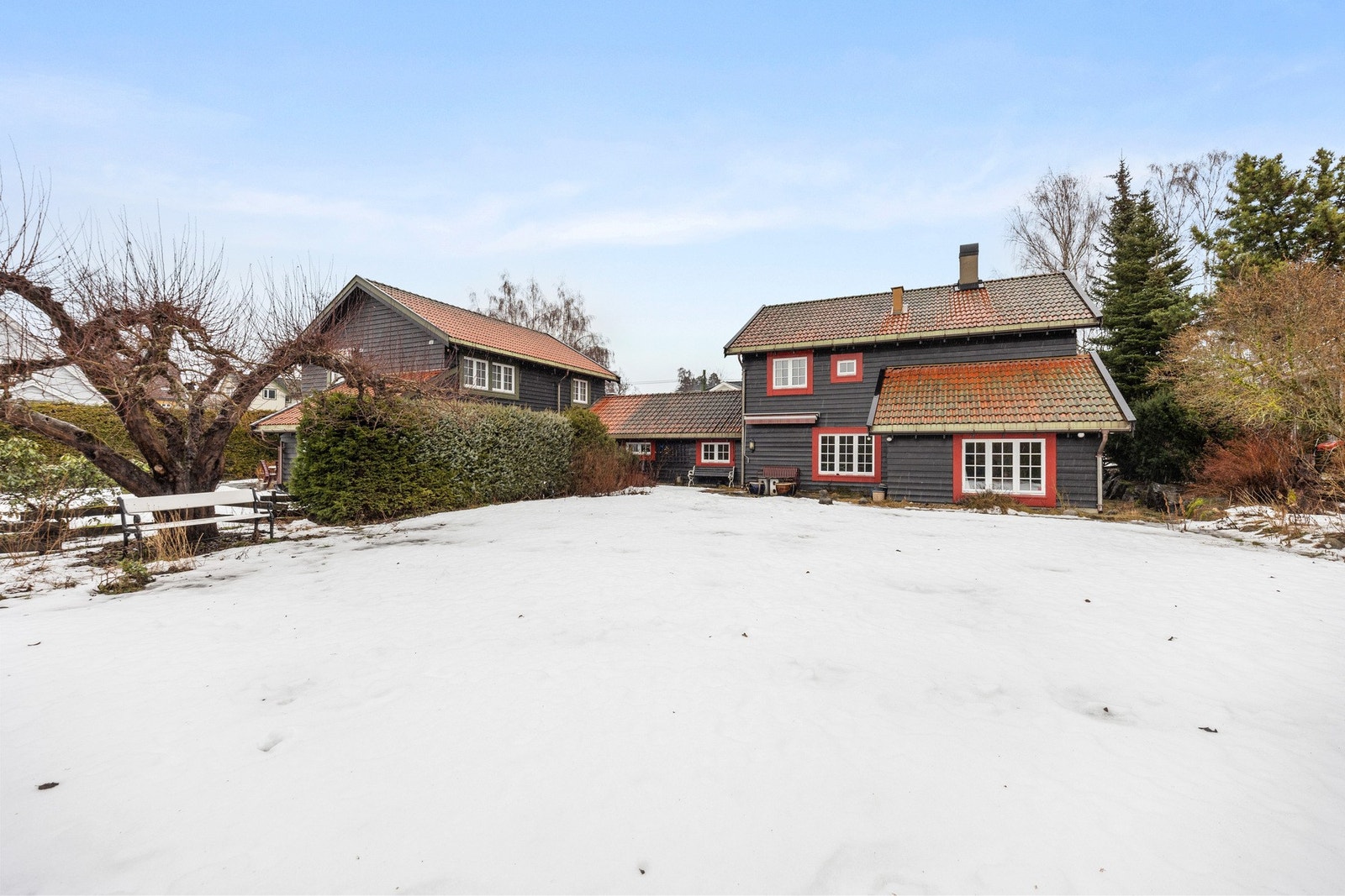 Eiendommen ligger idyllisk og fint til i et meget attraktivt og veletablert boligområde på Nedre Høvik Galleribilde