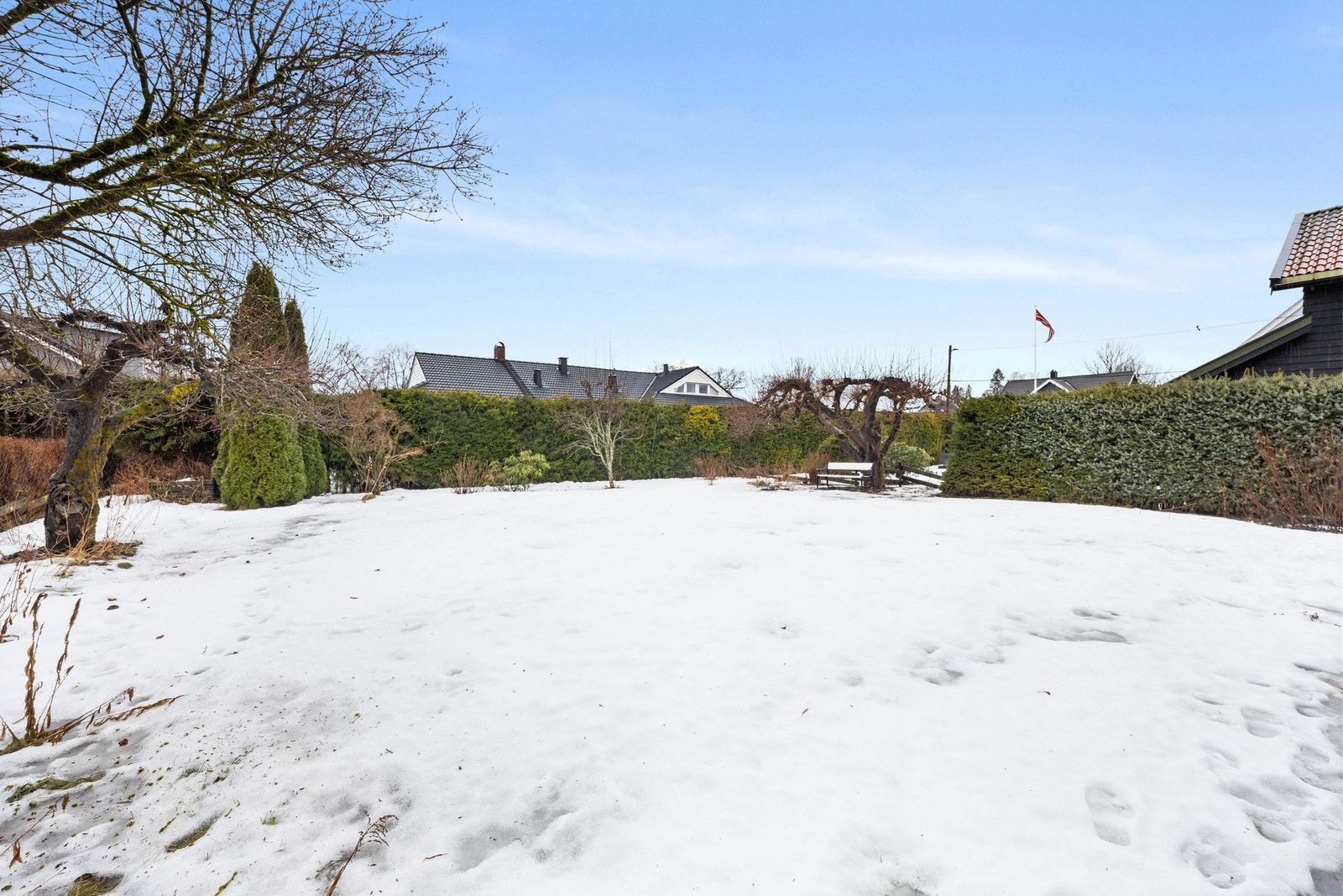 Her er det plass til trampoline, sandkasse m.m. Galleribilde