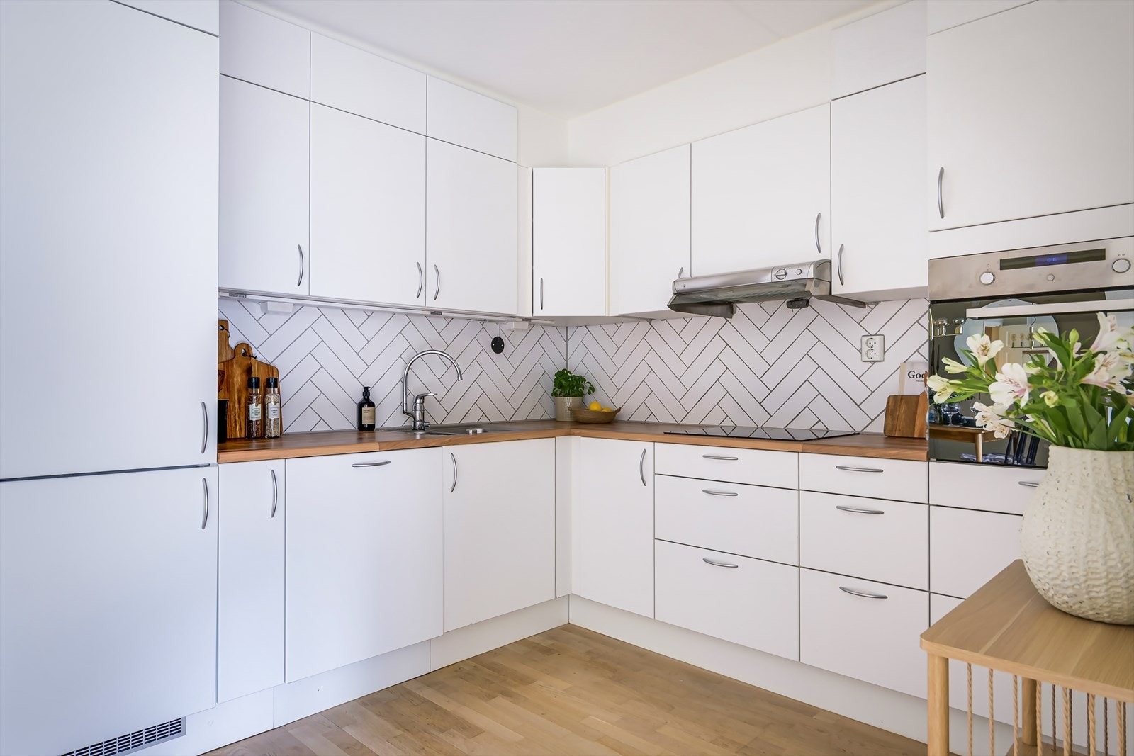 I 2024 blev det montert nye led-lyslister, ny dimmer og stikkontakter på kjøkkenet. Galleribilde