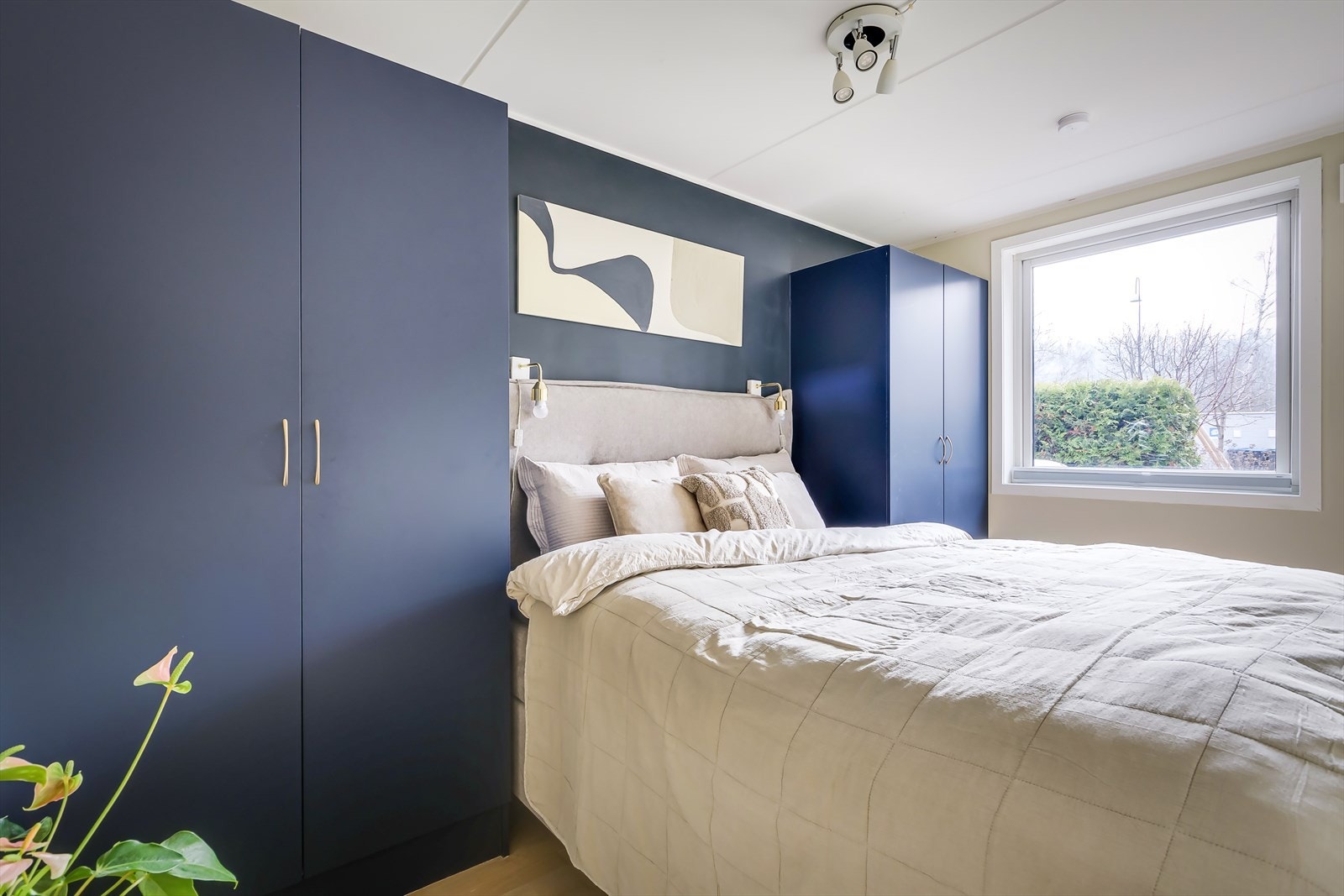 Lyst og luftig soverom med god plass til dobbeltseng og plassbygde klesskap. Galleribilde