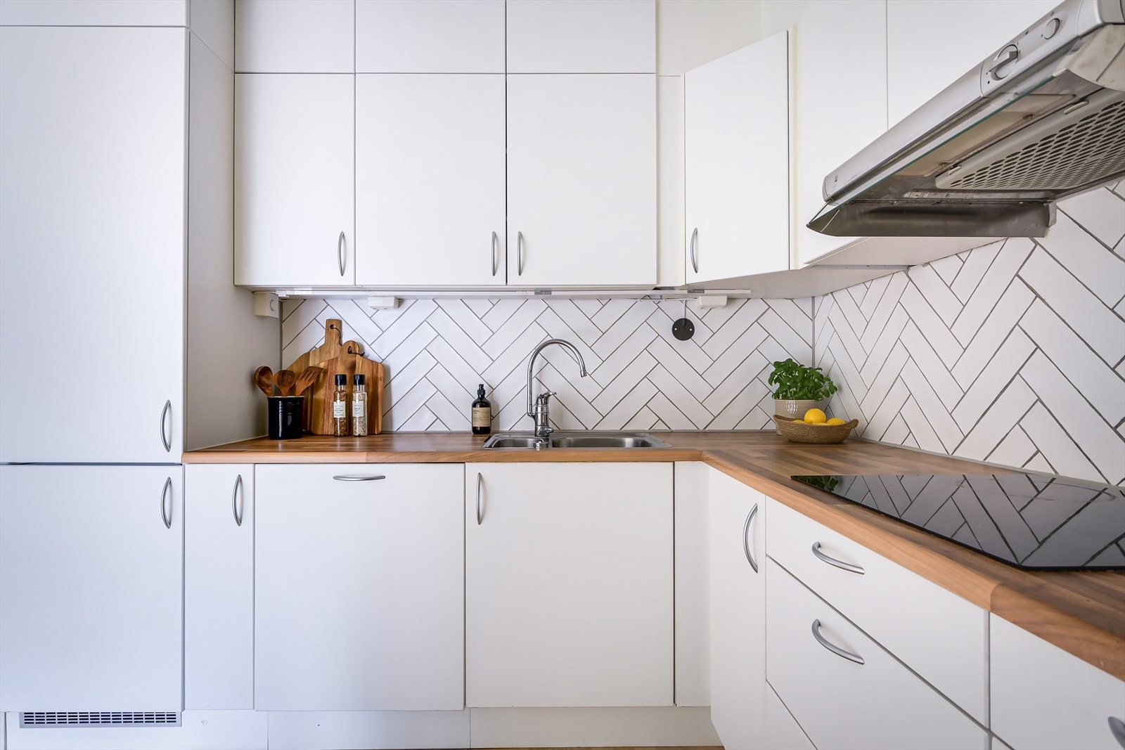 Et romslig kjøkken med integrerte hvitevarer, mye benkeplass og gode oppbevaringsmuligheter. Galleribilde