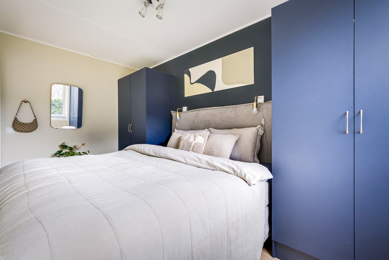 Soverommet vender mot markterrassen og oppleves svært stille og rolig. Galleribilde