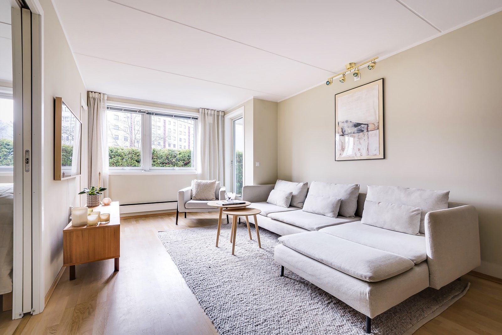 Leiligheten har store og flotte vindusflater som slipper inn godt med lys. Galleribilde