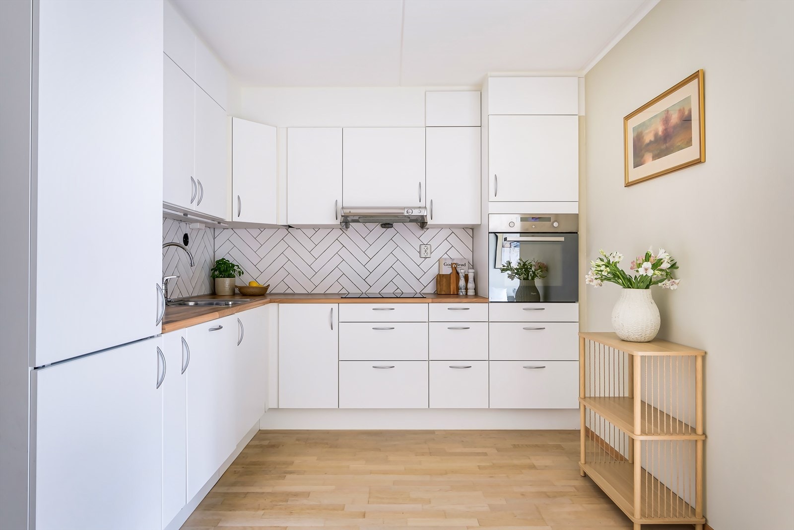 Kjøkkenet et oppgradert i 2021 med nye toppskap fra Aubo samt gjort takforing for en bedre helhet. Galleribilde