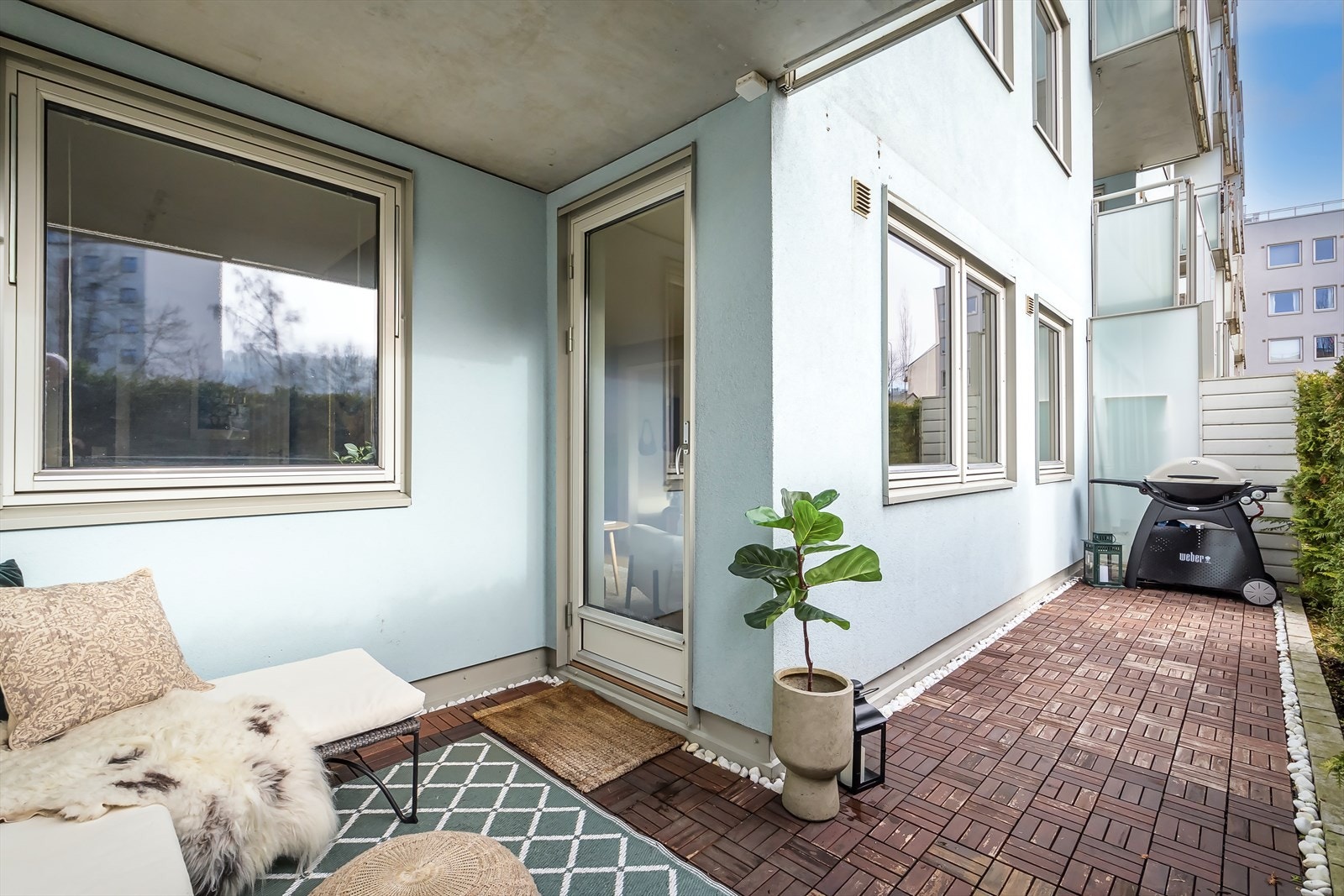 Fra stuen er det utgang til en solrik markterrasse på ca. 14 kvm. Galleribilde