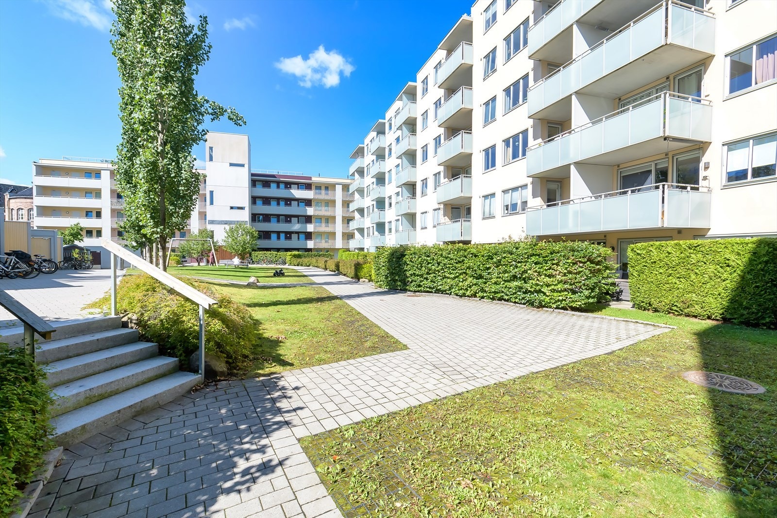 Frodig og rolig bakgård som ligger skjermet fra veien. Galleribilde