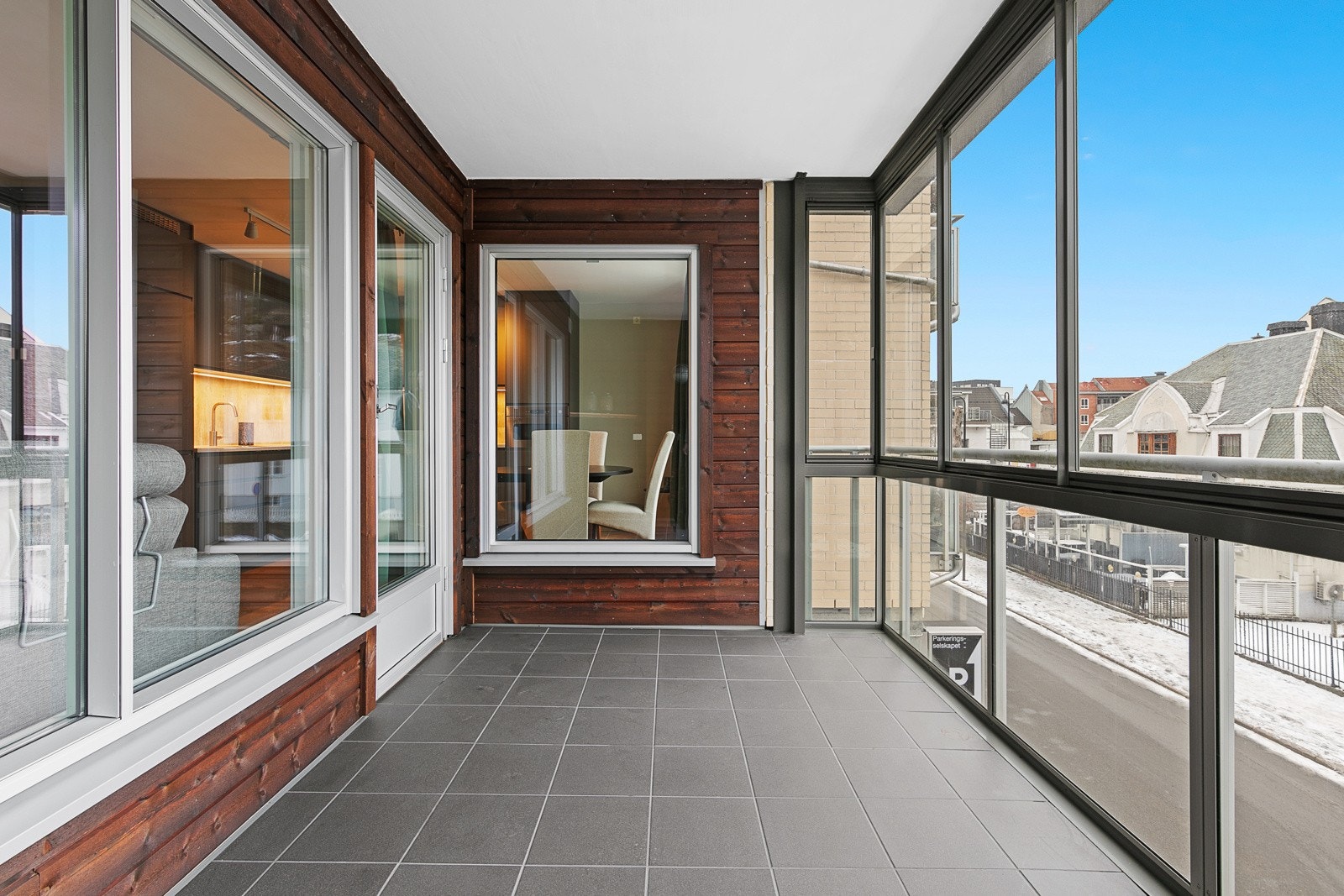 Innglasset balkong med tilkomst fra stuen Galleribilde