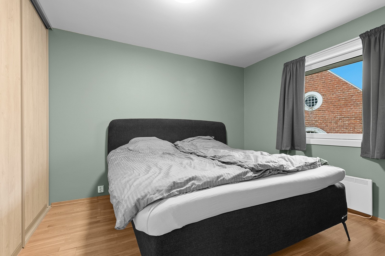 Soverommene ligger på hver sin side av gangen - i starten av leiligheten Galleribilde