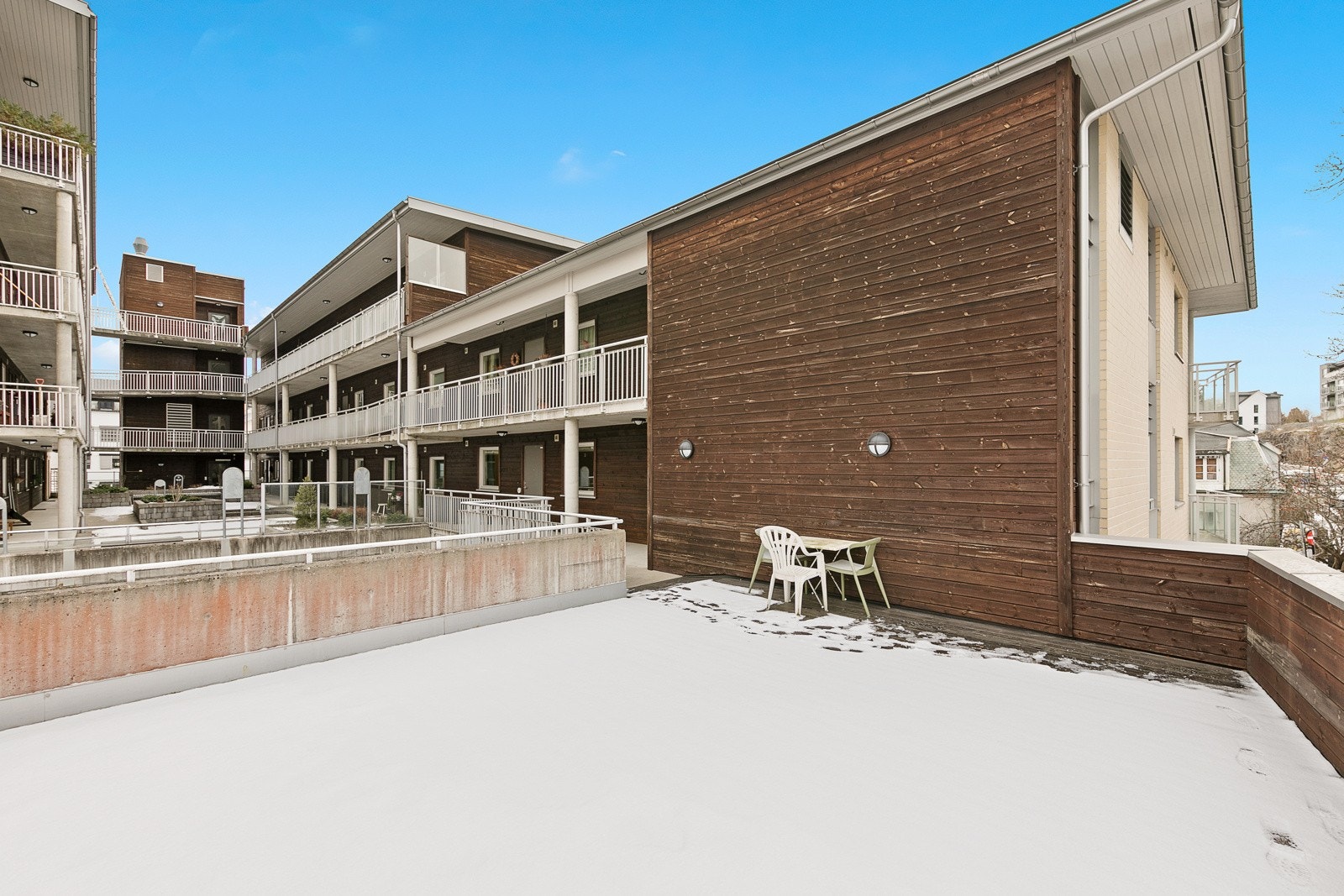 Det er felles terrasse for beboerne i borettslaget Galleribilde