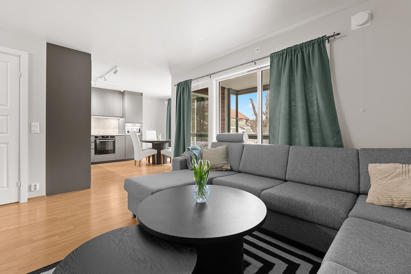 Dette er en trivelig leilighet beliggende i byggets 2. etasje. Leiligheten disponerer parkeringsplass og det er heis i bygget Galleribilde