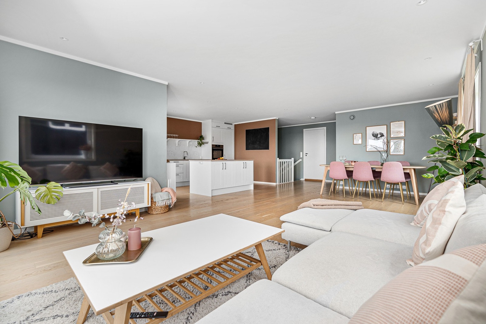 Flere møbleringsmuligheter med plass til både spisebord og sofagruppe. Galleribilde