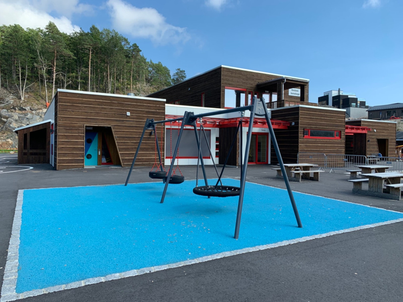Nærmeste barnehage er Havåsen og ligger et steinkast unna boligen med stor og moderne lekeplass som også kan brukes utenom barnehagens åpningstider. Galleribilde